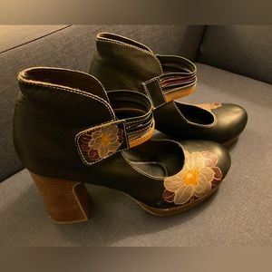 L’artiste flowered platform black Mary Jane heels